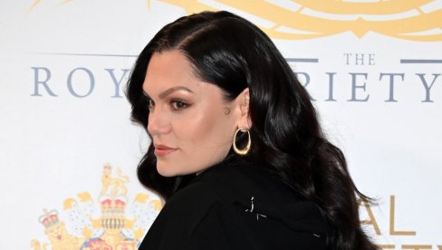 ДВЕ ГОДИНЕ ВЕЗЕ И САДА МУ ПОРУЧУЈЕ: Карма ће те стићи - Џеси Џеј прозвала познатог глумца у новој песми