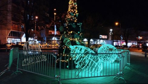 VEĆ NOVOGODIŠNJA ATMOSFERA: U Paraćinu počelo praznično ukrašavanje javnih površina i izloga (FOTO)