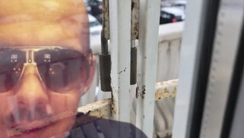 ФОЛКЕР НА ПСИХИЈАТРИЈИ: Објавио ТУЖНУ слику - иза решетака, под катанцем (ФОТО)