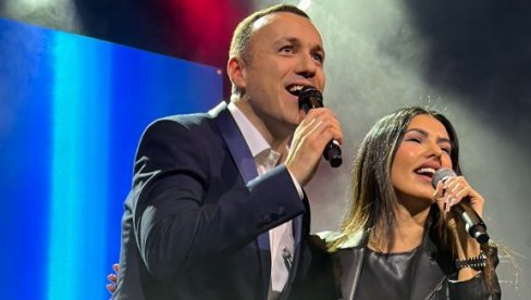 КОЛЕГИЈАЛНОСТ И ПРИЈАТЕЉСТВО ОД ПОЧЕТКА: Тања Савић специјална гошћа на концерту Банета Мојићевића (ФОТО)