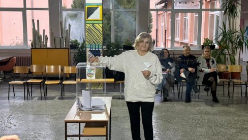 LOKALNI IZBORI U TRI OPŠTINE: U Sečnju birače dočekala krvava šaka - U Negotinu kod blokadera pronađene palice (FOTO)