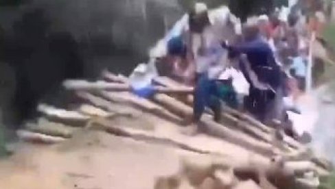 PAO DRVENI MOST VREDAN DVA MILIONA DOLARA Srušio se tokom svečanog otvaranja - veliki skandal u Kongu (VIDEO)