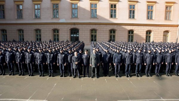 ВИ СТЕ ТУ ДА ЧУВАТЕ СРБИЈУ: Министар полиције Ивица Дачић на промоцији 51., 52.,53. и 54, класе ЦОПО у Сремској Каменици