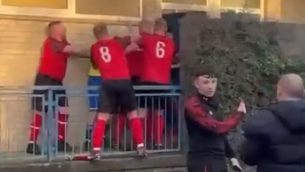 КАКАВ ХАОС! Фудбалери упали у свлачионицу супарника и претукли их (ВИДЕО)