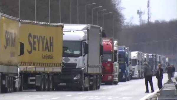 ВОЗАЧИ, ОПРЕЗ: Густа магла отежава видљивост - Камони на граничним прелазима чекају и до седам сати