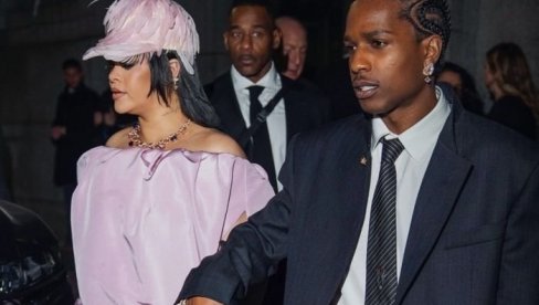 PROMAŠAJ OD HALJINE U REŽIJI KRALJICE MODE: Kao da je došla omotana čaršavom, svi su u čudu! (FOTO)