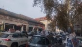 ODALI POŠTU STRADALOM KOLEGI: Novosadski taksisti na mestu gde je sinoć poginuo taksista