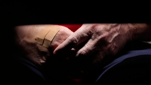 TRAMP SA ZAVOJEM NA RUCI TOKOM SEDNICE: Novinari ga pitali za zdravlje, a on ih oduvao odgovorom