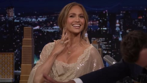 НОВИ СНИМАК ЏЕНИФЕР ЛОПЕЗ О КОМЕ СЕ ПРИЧА: Нико не може да верује какве трбушњаке има у 56. години (ВИДЕО)