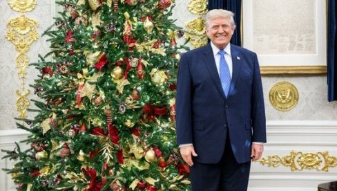 JEDAN DETALJ SVIMA PRIVUKAO PAŽNJU, TEŠKO GA JE UOČITI: Objavljen božićni portred Donalda Trampa (FOTO)