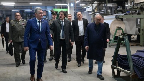 OTVORENI SU NOVI POGONI I PROŠIRENI KAPACITETI: Ministar Gašić obišao kompaniju „Jumko“ u Vranju