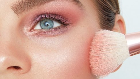 TEHNIKA CVETA TREŠNJE ZA SAVRŠENO NANOŠENJE RUMENILA: Šminkeri je obožavaju (VIDEO)