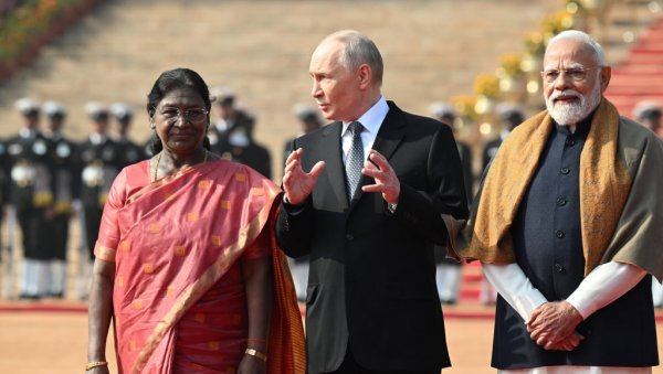 САСТАЛИ СЕ ПУТИН И ПРЕДСЕДНИЦА ИНДИЈЕ: Свечани дочек уприличен руском лидеру (ВИДЕО)