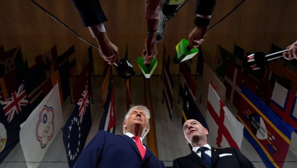 ШАМАР НОБЕЛУ! СВЕТ ГЛЕДА У НЕВЕРИЦИ: Ево шта је урадио Доналд Трамп усред жреба за Мундијал (ФОТО)