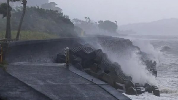 ПОПЛАВЕ И БУЈИЦЕ РАЗАРАЈУ СВЕ ПРЕД СОБОМ! Застрашујући снимци стижу из Грчке