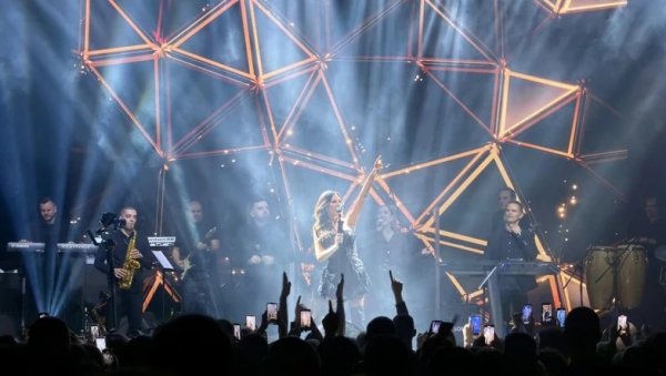 С ТОБОМ МОЈА ТУГА ГУБИ НЕВИНОСТ: Цеца Ражнатовић на концерту у Зрењанину поздравила посебну личност у њеном животу - Хајмо аплауз (ФОТО)