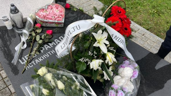 САМО ОВА ПЕВАЧИЦА НИЈЕ ЗАБОРАВИЛА ЏЕЈА: Једина дошла на помен великом пријатељу и колеги (ФОТО)