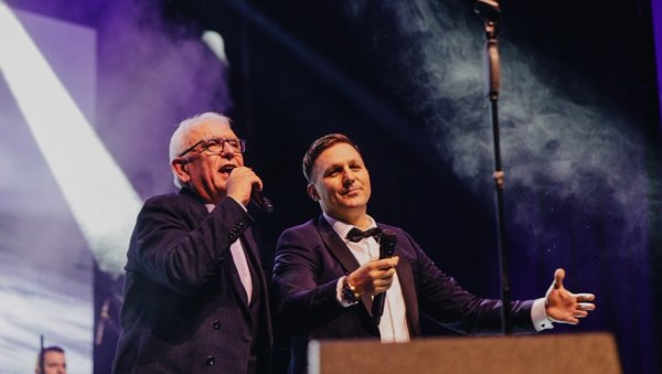 ПЕВАЧИЦА ПРОЛИЛА РЕКУ СУЗА: Колега јој на свом концерту приредио изненађење (ФОТО)