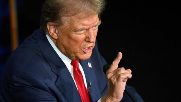 ТРАМП ОШТРО О ЗЕЛЕНСКОМ: Одличан трговац - узео 350 милијарди долара, а изгубио четвртину земље