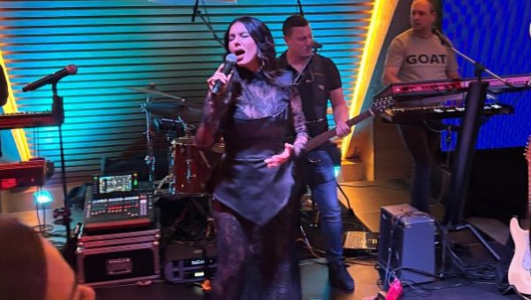 ИЗВЕЛА ДЕВОЈЧИЦУ ИЗ ПУБЛИКЕ, ПА ЗАЈЕДНО ЗАПЕВАЛЕ: Тања Савић заувек ће памтити овај моменат који се десио на сцени (ФОТО)