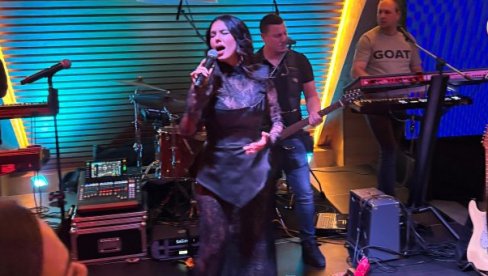 IZVELA DEVOJČICU IZ PUBLIKE, PA ZAJEDNO ZAPEVALE: Tanja Savić zauvek će pamtiti ovaj momenat koji se desio na sceni (FOTO)