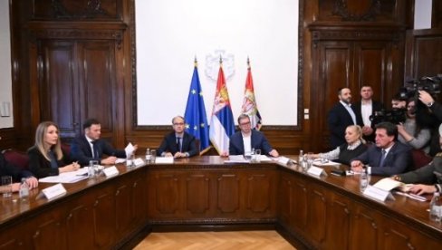 RAZGOVARALI SMO O PITANJIMA VEZANIM ZA ENERGETSKU STABILNOST ZEMLJE Vučić sa timovima zaduženim za energetsku stabilnost i bezbednost zemlje