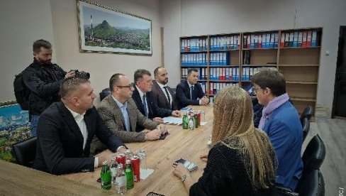 UKAZALI NA LOŠE STANJE KOJE SU ZATEKLI U OPŠTINAMA: Gradonačelnici opština na severu KiM sa šefom Misije EU