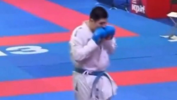 НОКАУТ ГОДИНЕ? Тако је нокаутирао свог ривала, да се истог часа уплашио за њега! (ВИДЕО)