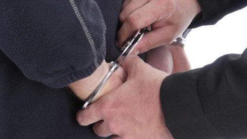 ПРОВАЛИЛИ У ПРОДАВНИЦУ У ЖАБЉУ, ОДНЕЛИ НОВАЦ И ЦИФГАРЕТЕ: Ухапшена двојица осумњичених  за крађу