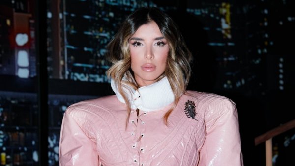 ЗА НАС КОЈЕ СЕ НЕ СТИДИМО ДА СТОЈИМО САМЕ: Јована Пајић стиховима охрабила све жене (ФОТО)