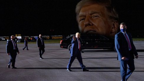 ЗАРОБЉЕН У WC-У: Обезбеђење УДАРИЛО Трампа, а онда је Доналд покуцао (ВИДЕО)