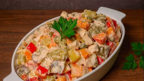 SALATA OD PILETINE, PAPRIKE, KRASTAVCA I PEČURAKA: Recept za obrok salatu