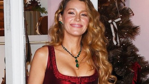 ИМА ЧЕТВОРО ДЕЦЕ И СКАНДАЛ ИЗА СЕБЕ, А СИОЋ ЈЕ ОДУШЕВИЛА ЊУЈОРК: Обукла прелепе две Божићне комбинације!