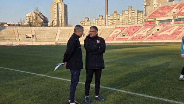 ДОНЕО САМ СУНЦЕ ИЗ АТИНЕ: Хит сцене на тренингу Радничког, овако је легендарни Грк почео први тренинг (ФОТО)