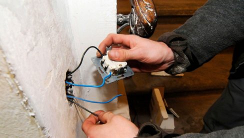 ЕЛЕКТРИЧАР ОДРАО БАКУ: 50.000дин, користио САМО изолирку - светло цркло и још увек не ради