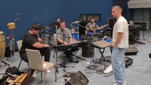 НОВОСТИ НА ЛИЦУ МЕСТА: Саша Ковачевић у јеку последњих припрема за концерте са грчким музичарима (ФОТО)