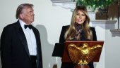 САВРШЕНО ИЗДАЊЕ ПРВЕ ДАМЕ: Меланија Трамп привукла погледе на свечаном балу у чипки и плишу!