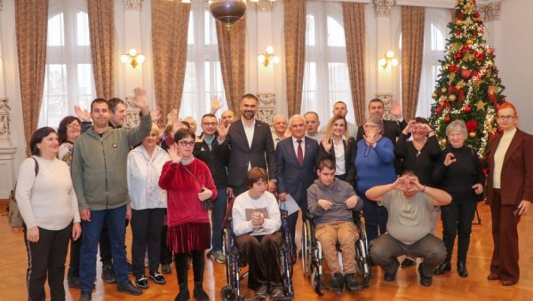 ГРАДОНАЧЕЛНИК НОВОГ САДА УГОСТИО ДЕЦУ И МЛАДЕ СА ПОТЕШКОЋАМА У РАЗВОЈУ, СА КОСОВА И МЕТОХИЈЕ: Подршка јачању солидарности и хуманости