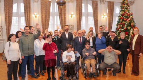ГРАДОНАЧЕЛНИК НОВОГ САДА УГОСТИО ДЕЦУ И МЛАДЕ СА ПОТЕШКОЋАМА У РАЗВОЈУ, СА КОСОВА И МЕТОХИЈЕ: Подршка јачању солидарности и хуманости
