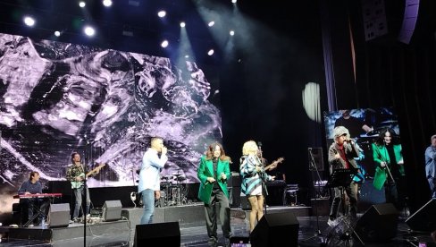 MUZIKA SVIH GENERACIJA: Tap 011 proslavlja tri decenije postojanja pesmom (FOTO)