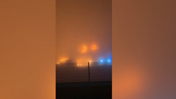 ПРВИ СНИМЦИ ПОЖАРА У ХРВАТСКОЈ: Ватра гута погон фабрике са опасним хемикалијама, стигло хитно упозорење - Затворите прозоре (ВИДЕО)