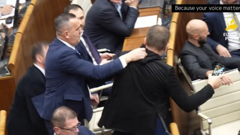 ОПШТА ТУЧА И ЛОМЉАВА У ПАРЛАМЕНТУ: Словачки посланици  гађали се флашама, један од њих вриштао док су га гушили