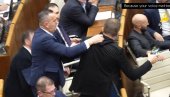 ОПШТА ТУЧА И ЛОМЉАВА У ПАРЛАМЕНТУ: Словачки посланици  гађали се флашама, један од њих вриштао док су га гушили