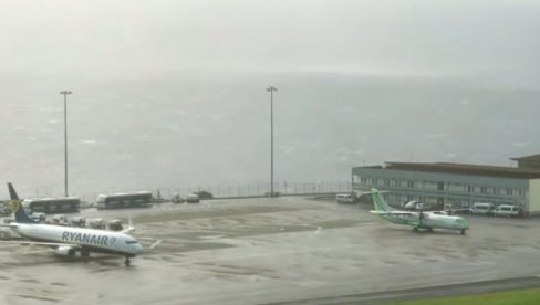 EMILIJA POGODILA KANARSKA OSTRVA: Oluja poplavila kuće i napravila haos na putevima (FOTO)