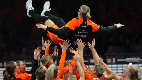 FRANCUSKA UZELA MEDALJU U RUKOMETU, ALI... Jedina koju su na rukama nosile saigračice - bila je Holanđanka
