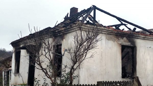 ИЗГОРЕЛА КУЋА У ПОПОВЦУ КОД ПАРАЋИНА: Јанковићи остали без крова над главом (ФОТО/ВИДЕО)