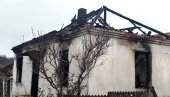 IZGORELA KUĆA U POPOVCU KOD PARAĆINA: Jankovići ostali bez krova nad glavom (FOTO/VIDEO)