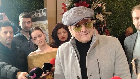 MUŠKARAC TREBA DA POŠTUJE SVOJU ŽENU I DECU: Aco Pejović o praznicima, odnosima u domu i nastupima (FOTO)