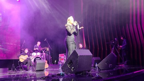 ОВОМ ПОТЕЗУ СЕ НИКО НИЈЕ НАДАО: Шејла Зонић изненадила публику на концерту (ФОТО)