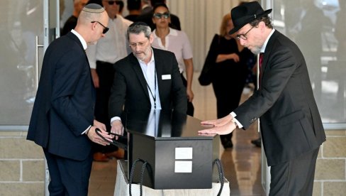 У СИДНЕЈУ ДАНАС ДАН ЖАЛОСТИ: Маса људи окупила се  у синагоги на плажи Бондај због сахране истакнутог рабина Елика Шлангера.